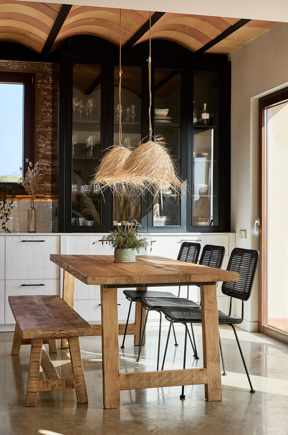 salon avec plafond catalan tendances décoration intérieure 2025