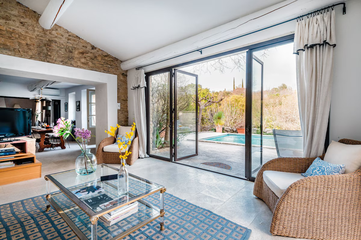 salon avec baies vitrées acier maison en pierres Gordes Luberon salon avec baies vitrées acier maison en pierres Gordes Luberon
