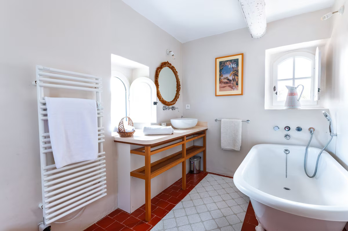 salle de bain rétro maison en pierres Gordes Luberon salle de bain rétro maison en pierres Gordes Luberon