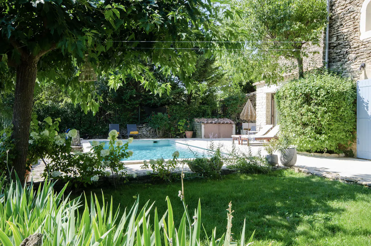 jardin avec piscine maison en pierres Gordes Luberon jardin avec piscine maison en pierres Gordes Luberon