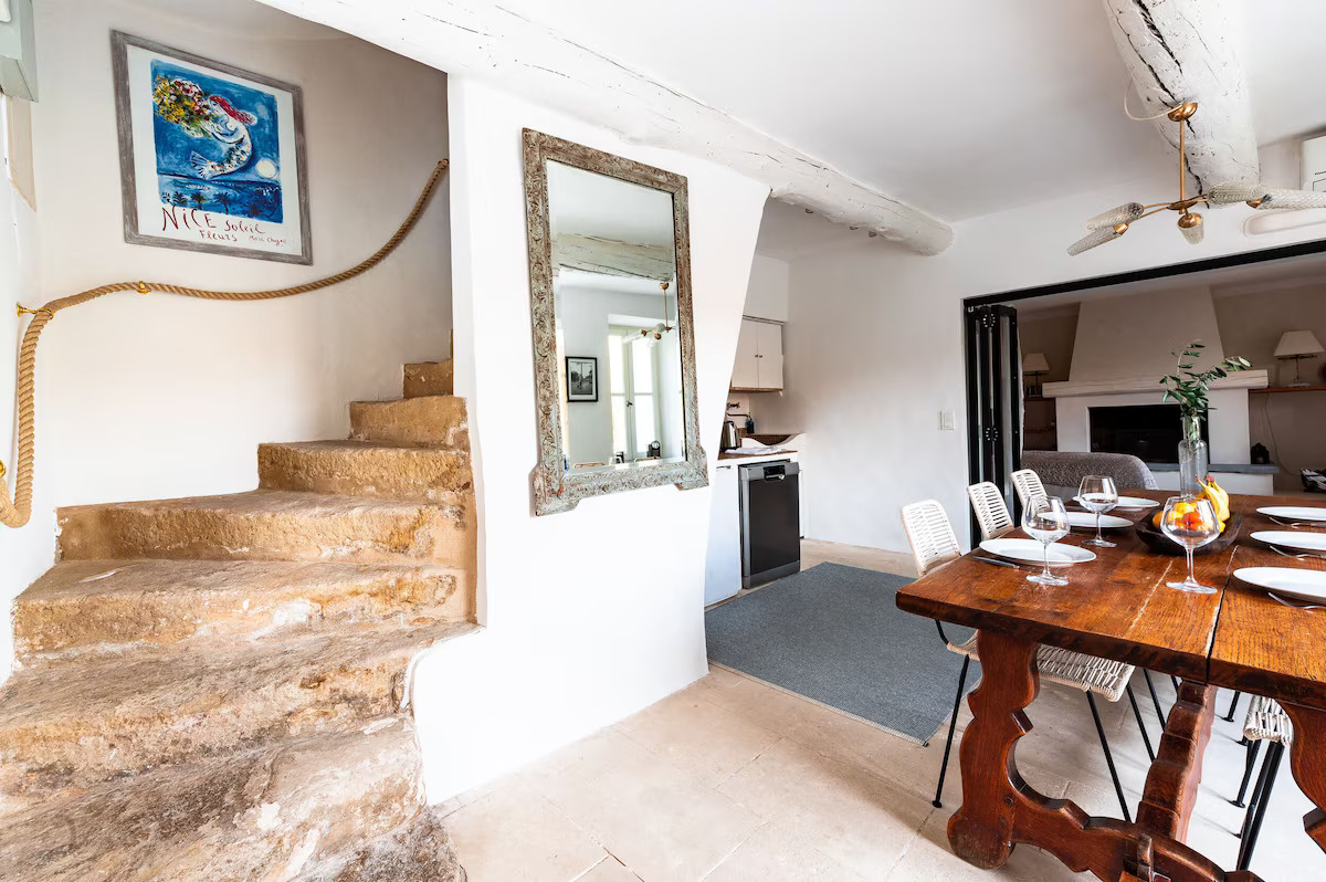 salle à manger avec vieil escalier maison en pierres Gordes Luberon salle à manger avec vieil escalier maison en pierres Gordes Luberon