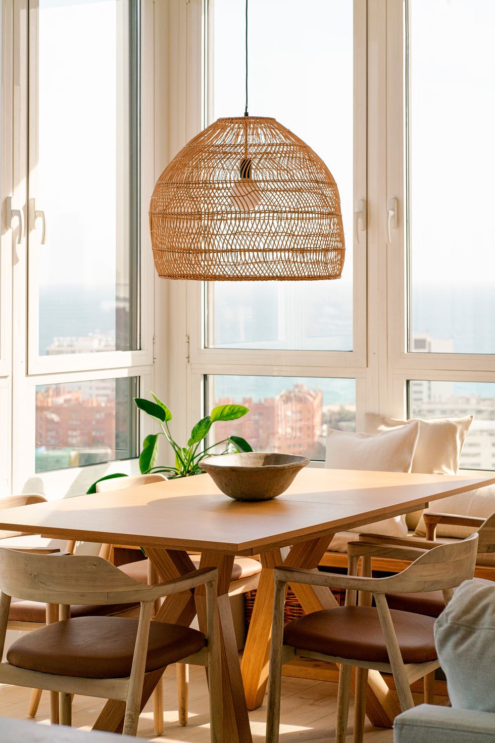 salle à manger vue mer décoration naturelle appartement Barcelone