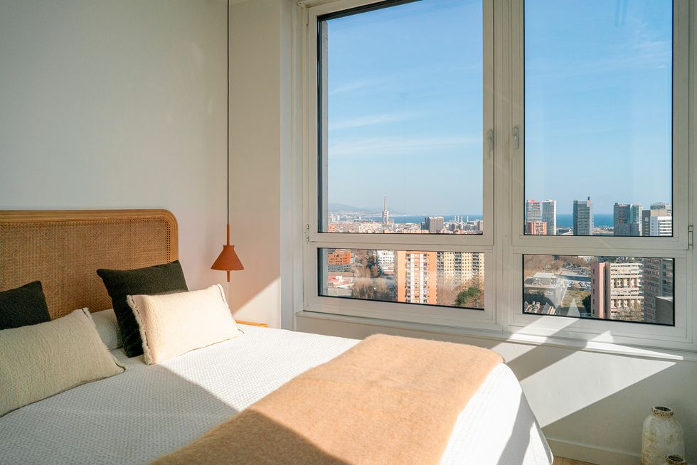 chambre vue mer décoration naturelle appartement Barcelone