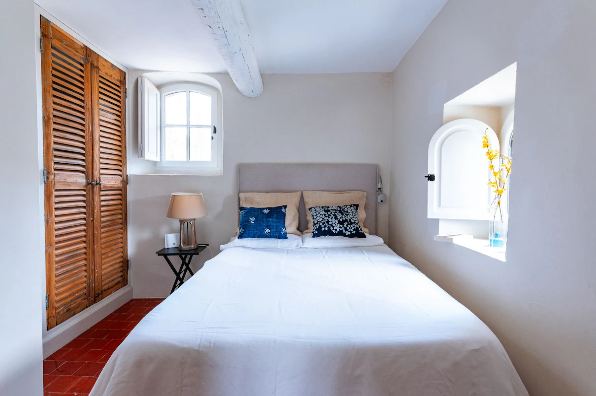 chambre maison en pierres Gordes Luberon chambre maison en pierres Gordes Luberon