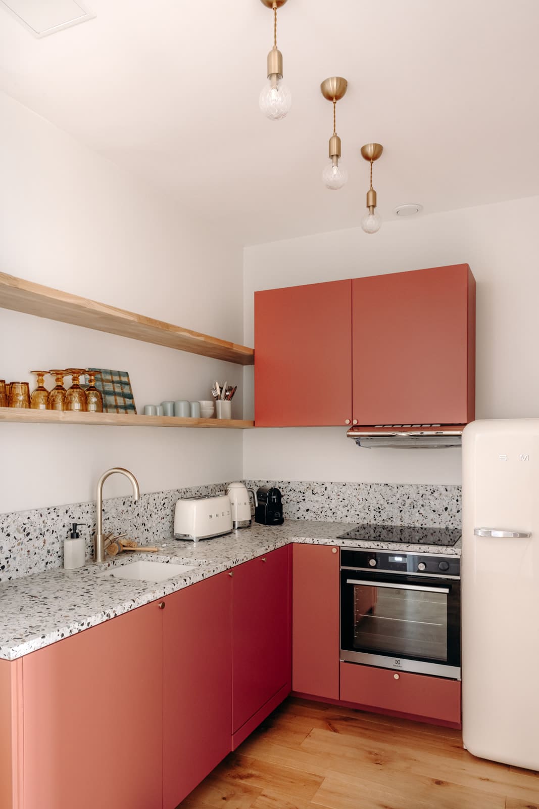 cuisine couleur corail plan terrazzo Photo : Aurélie Deglane pour Happy Pog