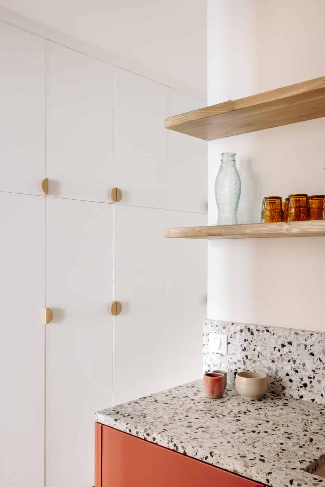 cuisine couleur corail plan terrazzo Photo : Aurélie Deglane pour Happy Pog