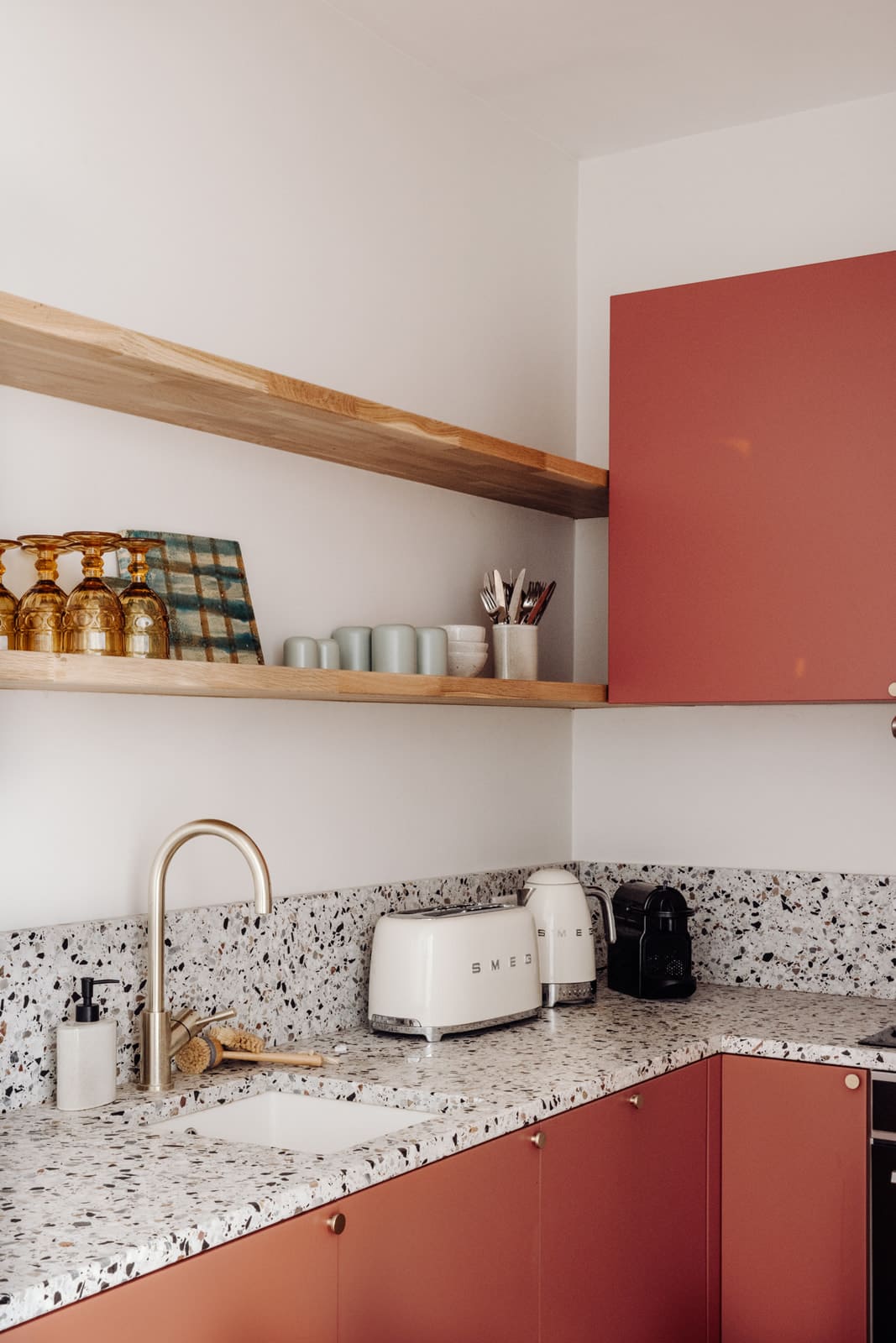 cuisine couleur corail plan terrazzo Photo : Aurélie Deglane pour Happy Pog