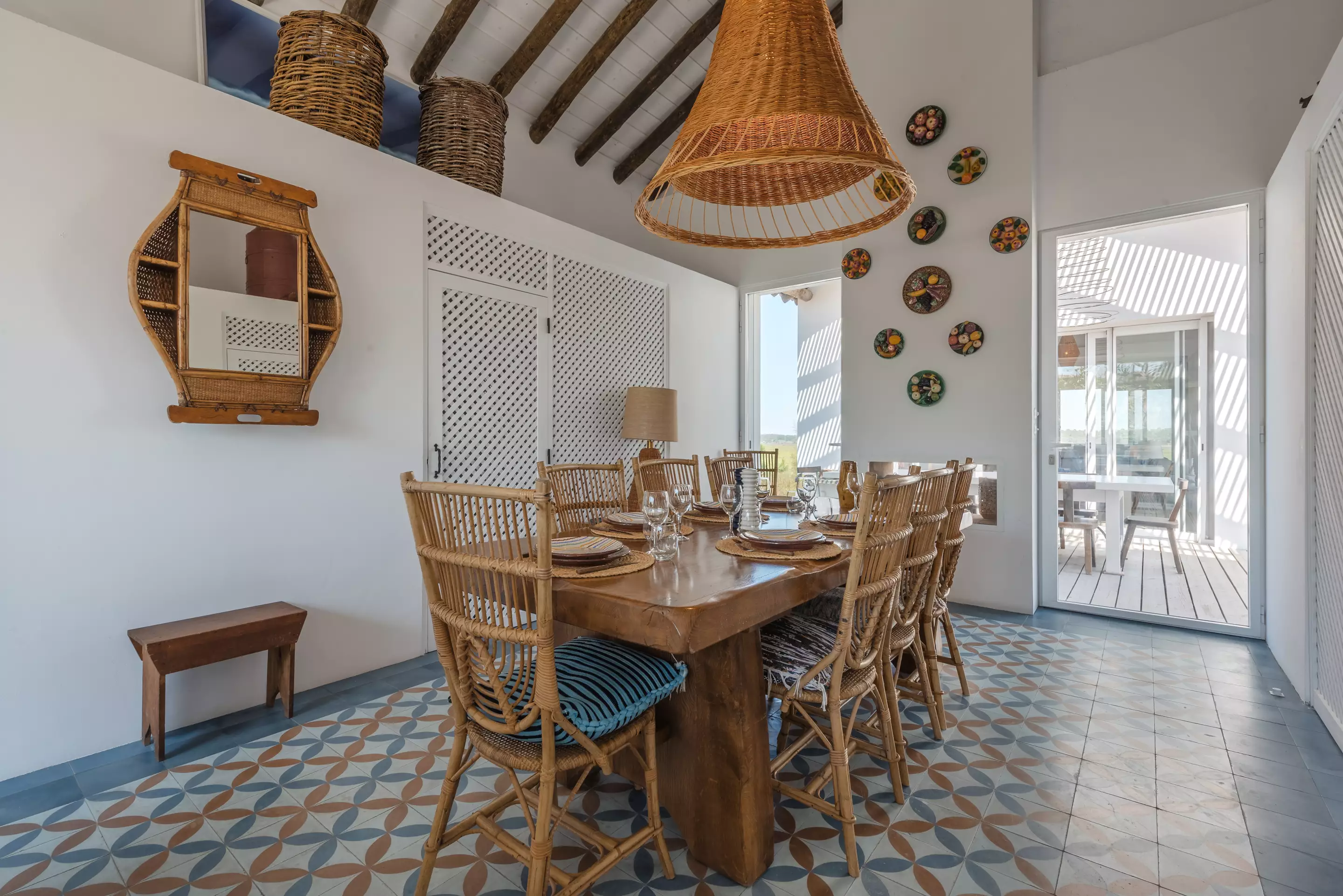 salle à manger avec poutres décoration rustique chic villa Majoris salle à manger avec poutres décoration rustique chic villa Majoris