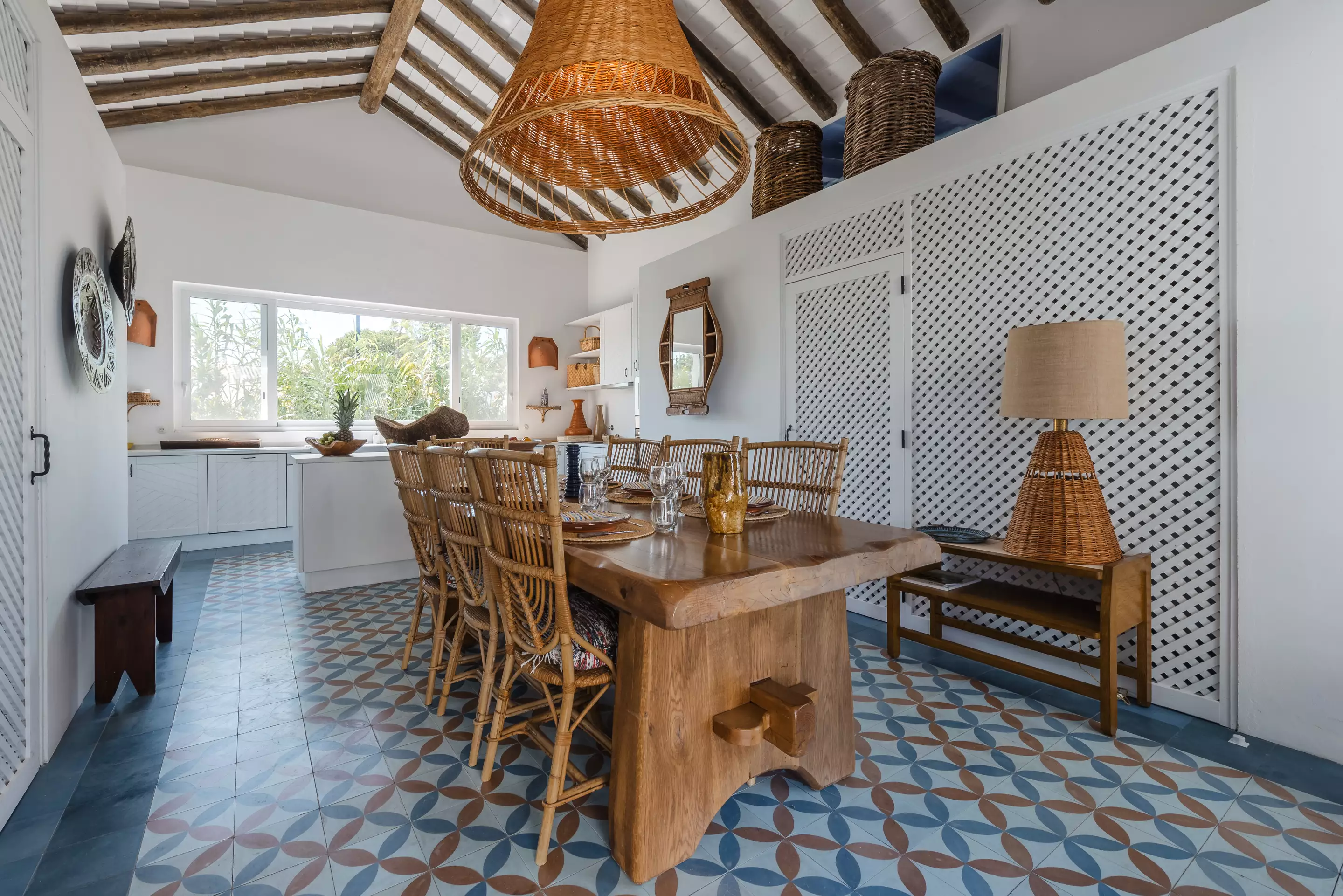salle à manger avec poutres décoration rustique chic villa Majoris salle à manger avec poutres décoration rustique chic villa Majoris