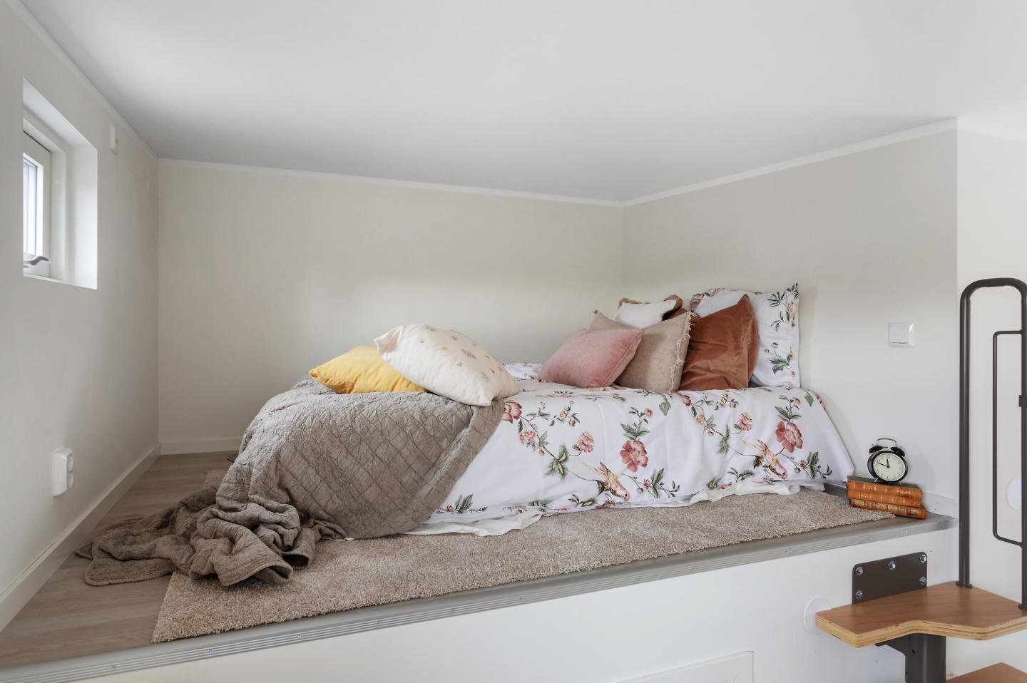 lit sur mezzanine