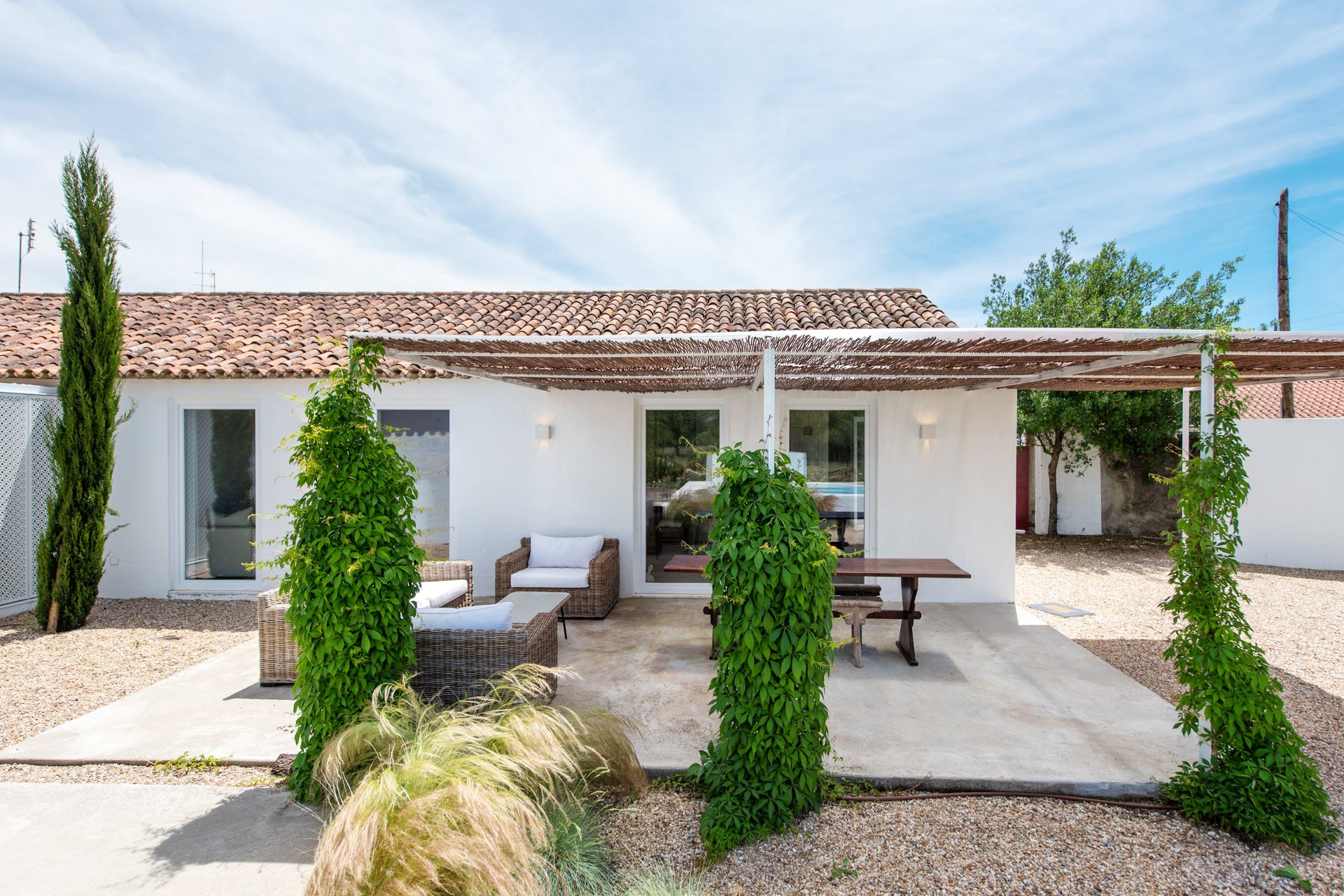 maison blanche au Portugal avec pergola maison blanche au Portugal avec pergola