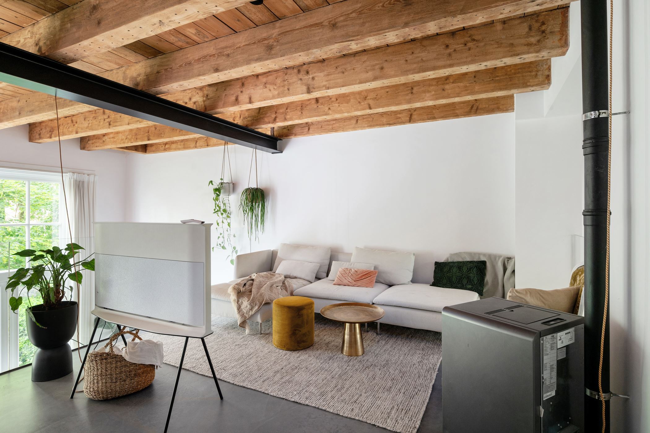 salon sur mezzanine appartement dans une ancienne école