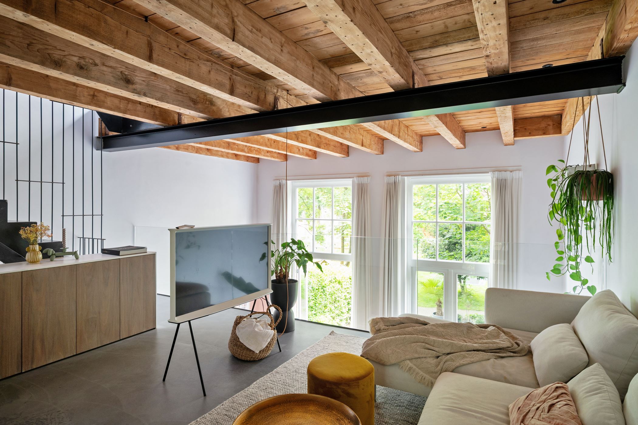 salon sur mezzanine appartement dans une ancienne école