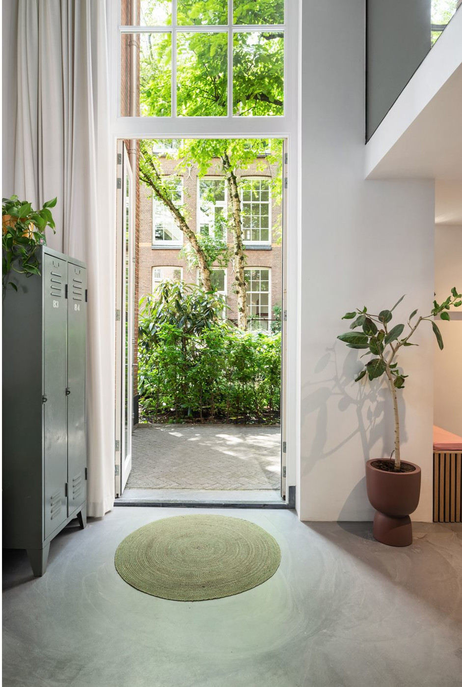 entrée double hauteur appartement dans une ancienne école
