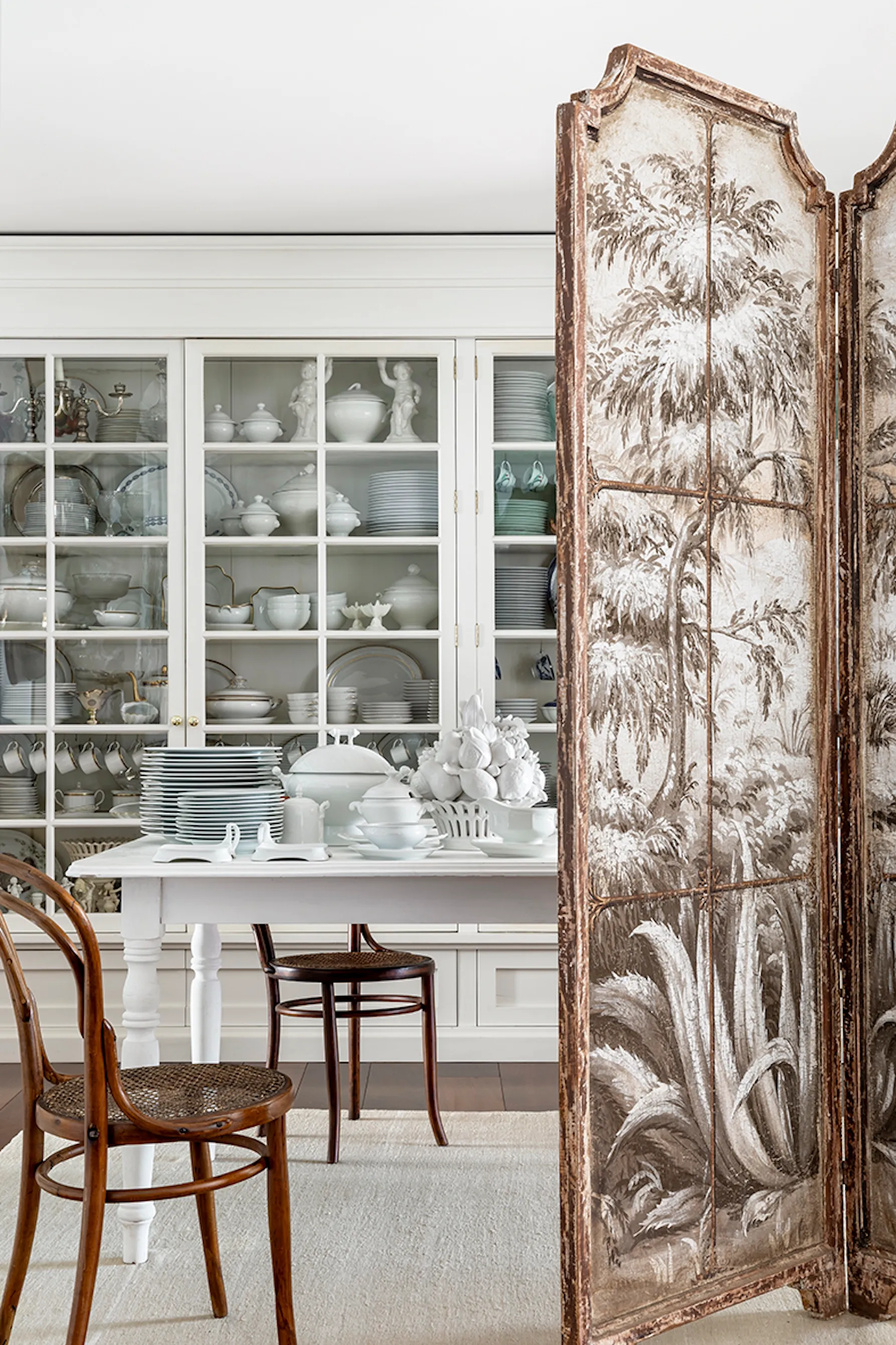 salle à manger avec vitrine blanche décoration contemporaine