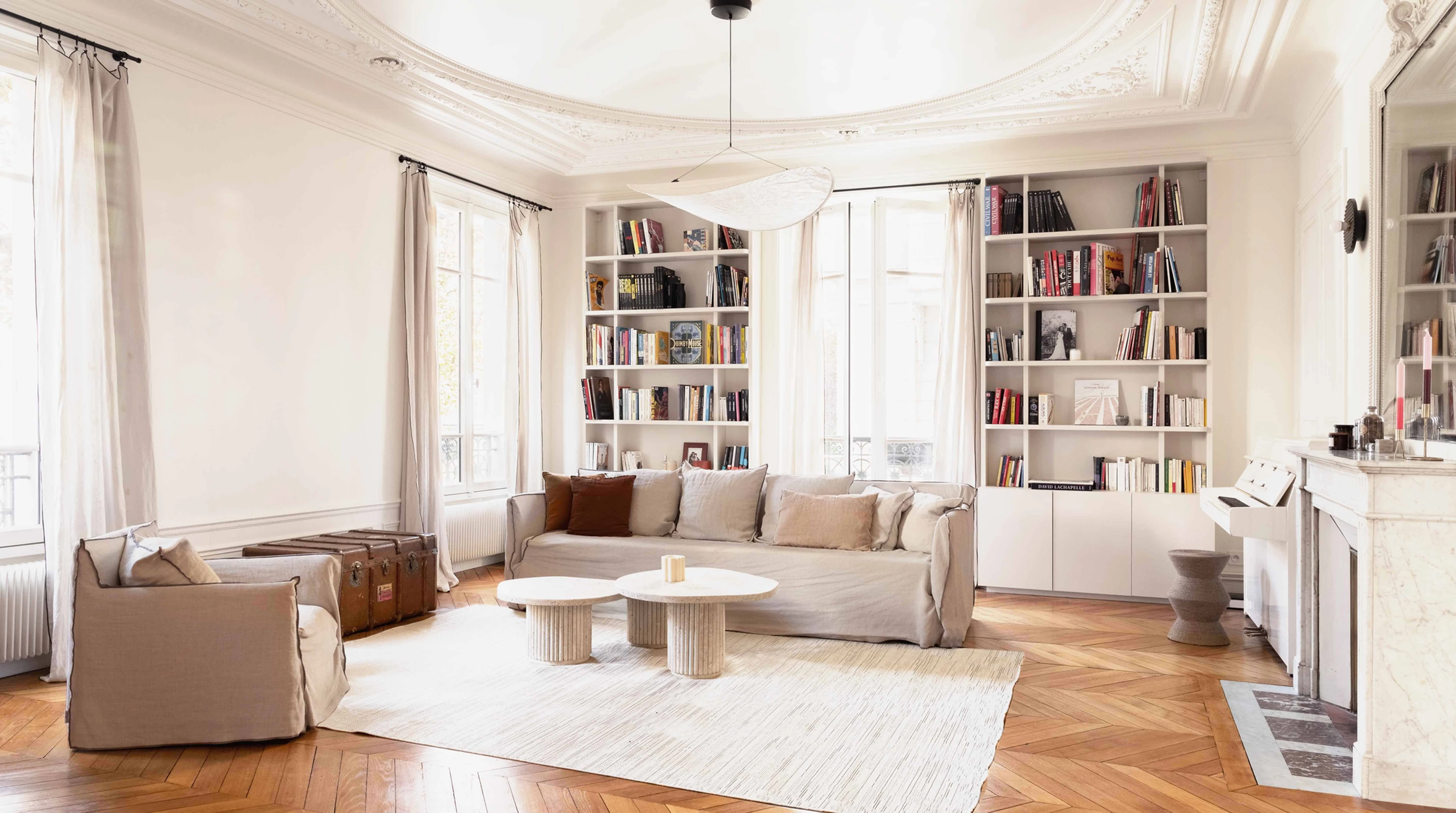 salon avec cheminée et moulures appartement haussmannien rénové Paris par Studio Castille