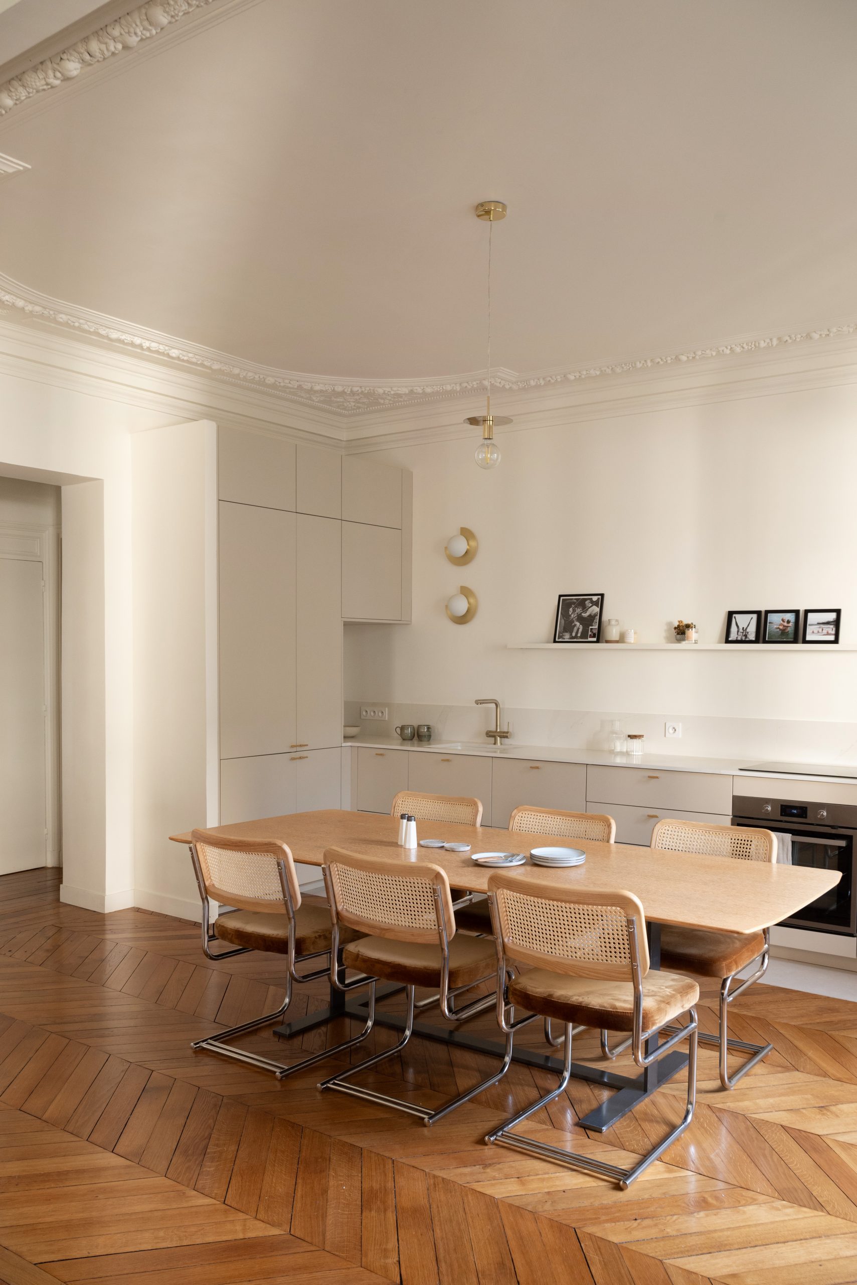 cuisine ouverte et salle à manger appartement haussmannien rénové Paris par Studio Castille