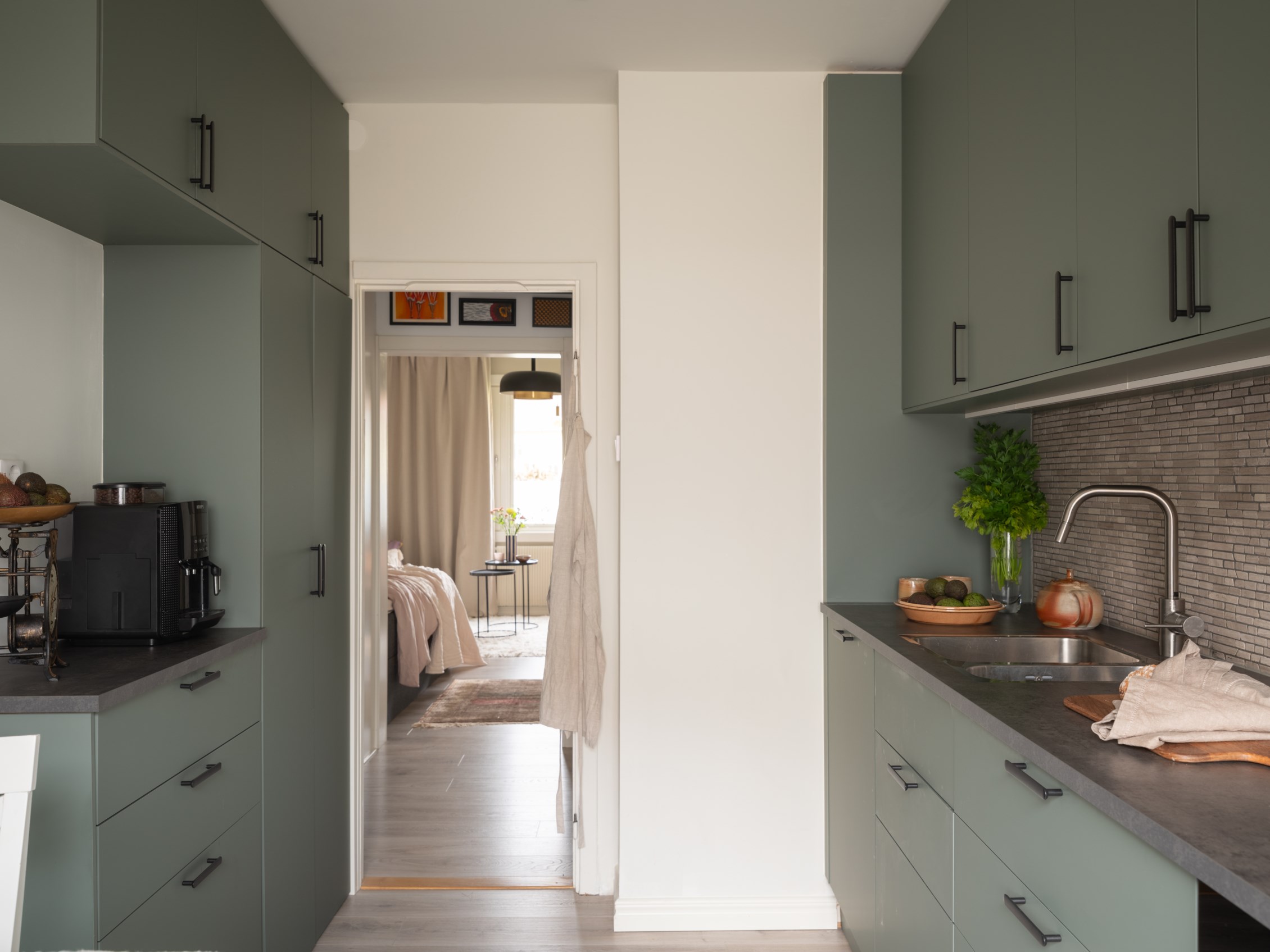 cuisine vert sauge avec coin repas studio 38m2 cuisine vert sauge avec coin repas studio 38m2