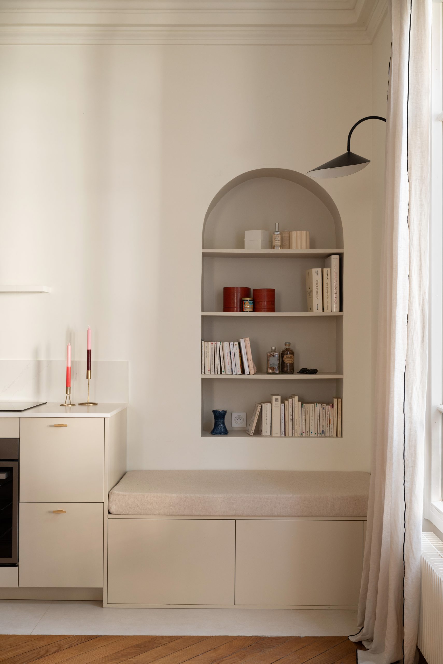 banc dans cuisine ouverte