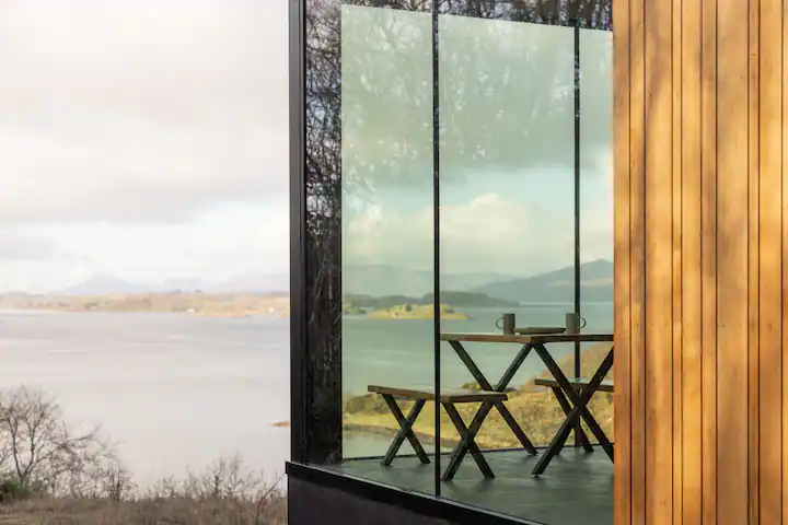 maison contemporaine en bois avec baies vitrées sol/plafond maison contemporaine en bois avec baies vitrées sol/plafond