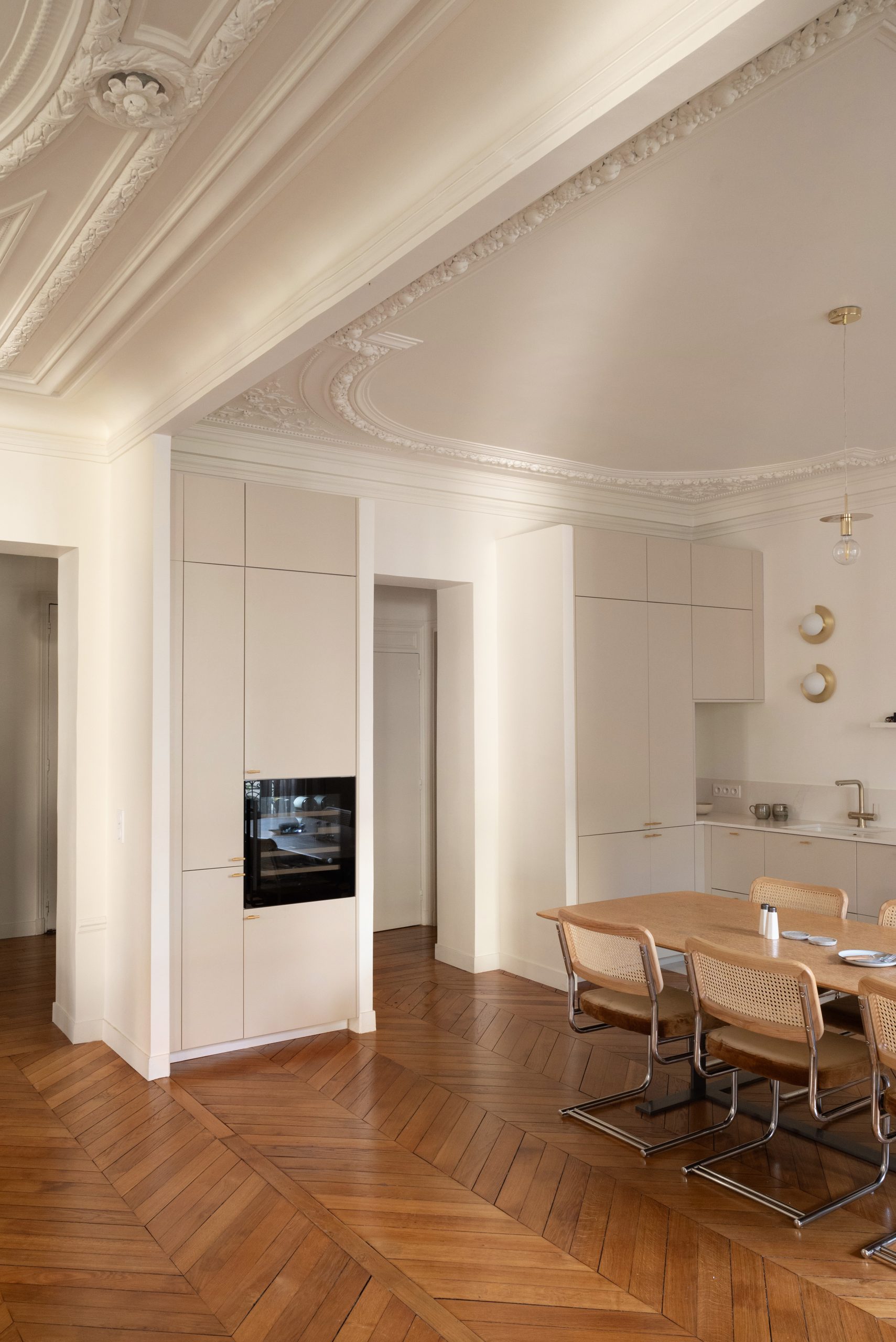 cuisine ouverte dans appartement haussmannien rénové Paris par Studio Castille