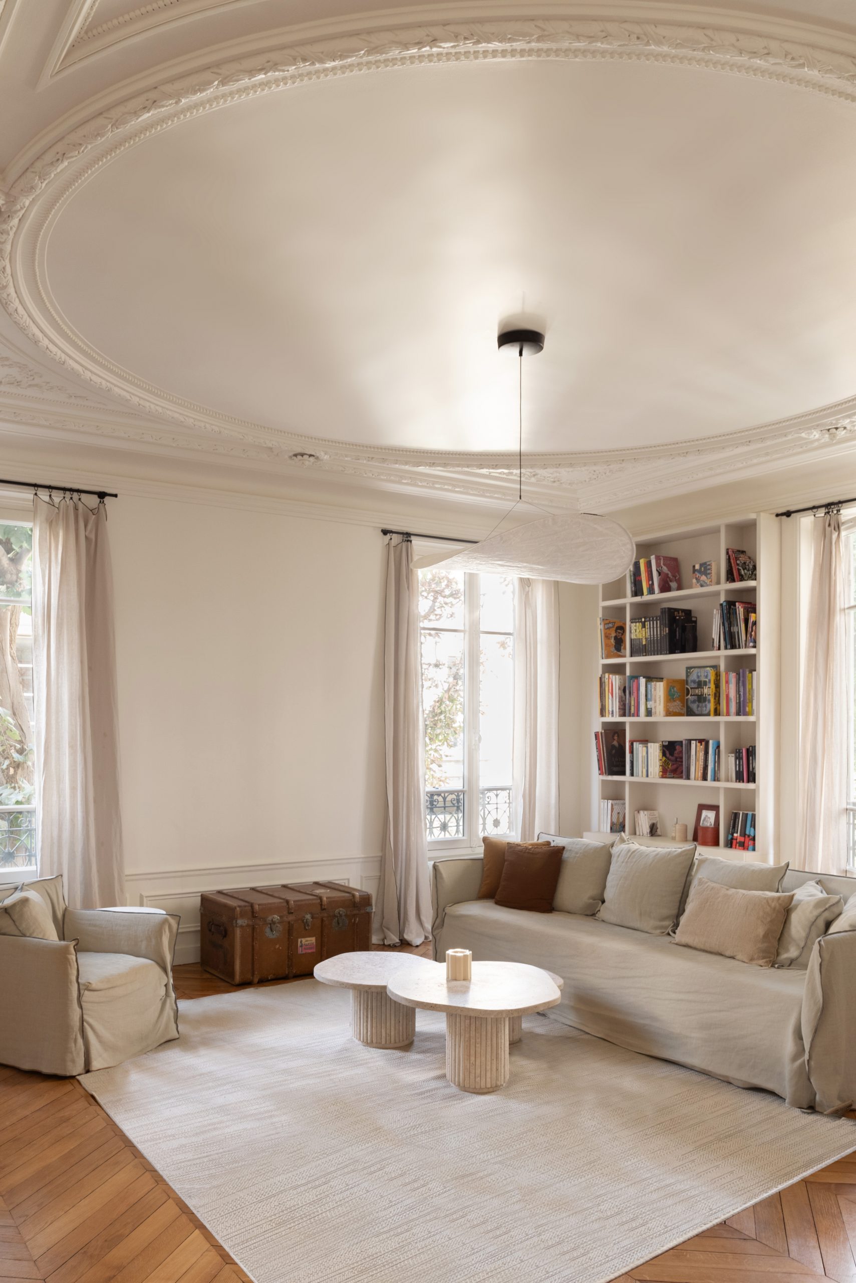 salon avec moulures appartement haussmannien rénové Paris par Studio Castille