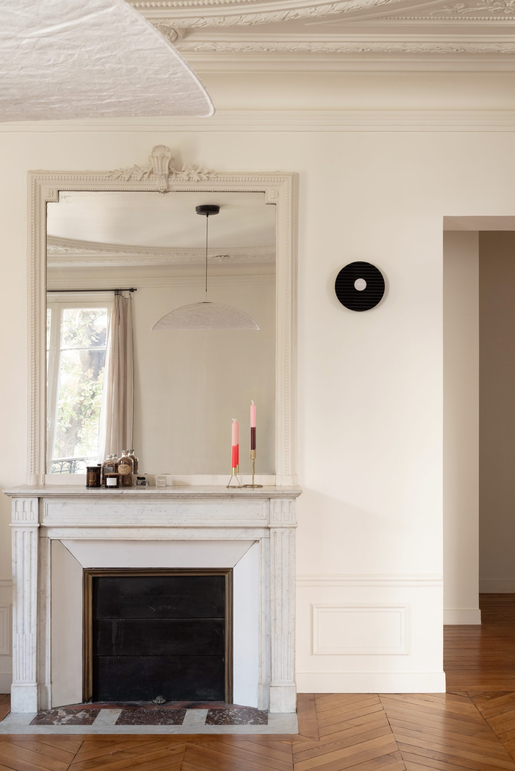 salon avec cheminée et moulures appartement haussmannien rénové Paris par Studio Castille