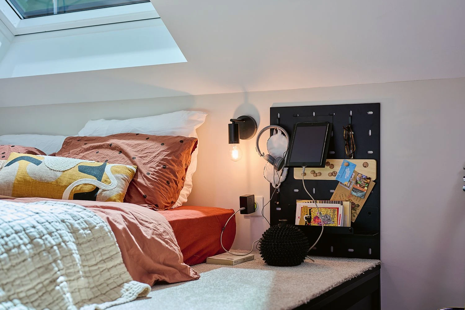 coin chambre sur podium dans studio sous les toits