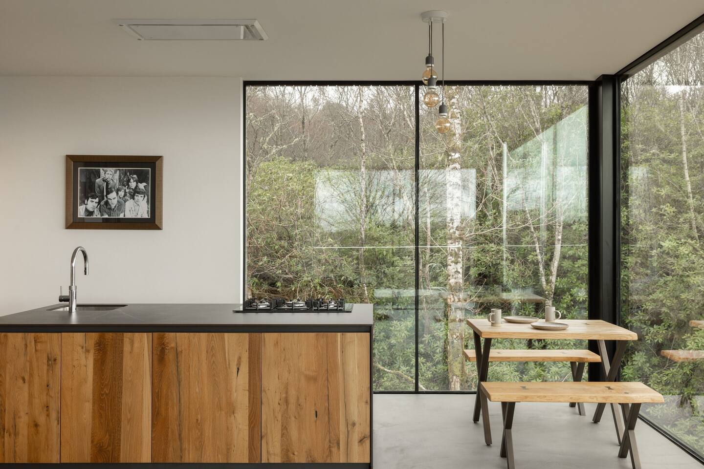 cuisine maison contemporaine en bois avec baies vitrées sol/plafond cuisine maison contemporaine en bois avec baies vitrées sol/plafond