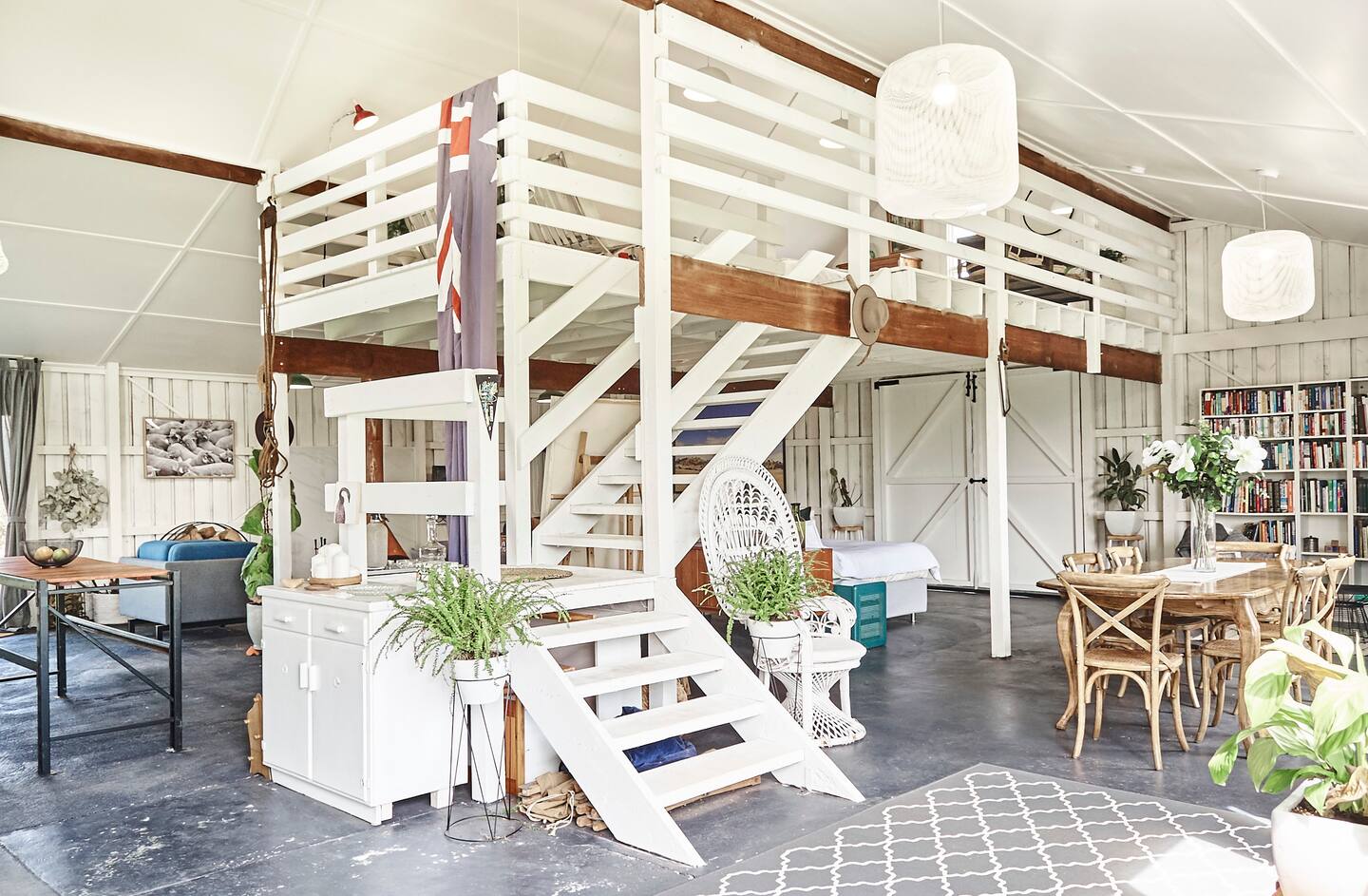 salon avec mezzanine maison en bois de style grange rénovée