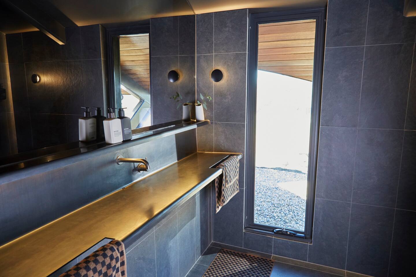 salle de bain grise petite maison 40m2 hors réseaux