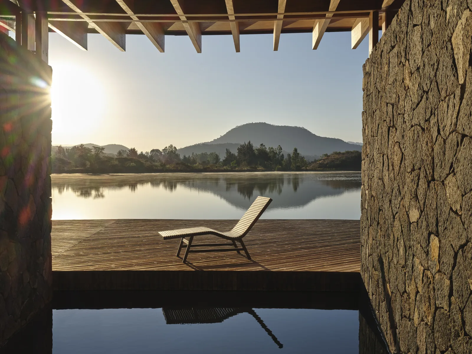terrasse avec piscine et chaise longue collection Zara Home et Vincent Van Duysen 2024