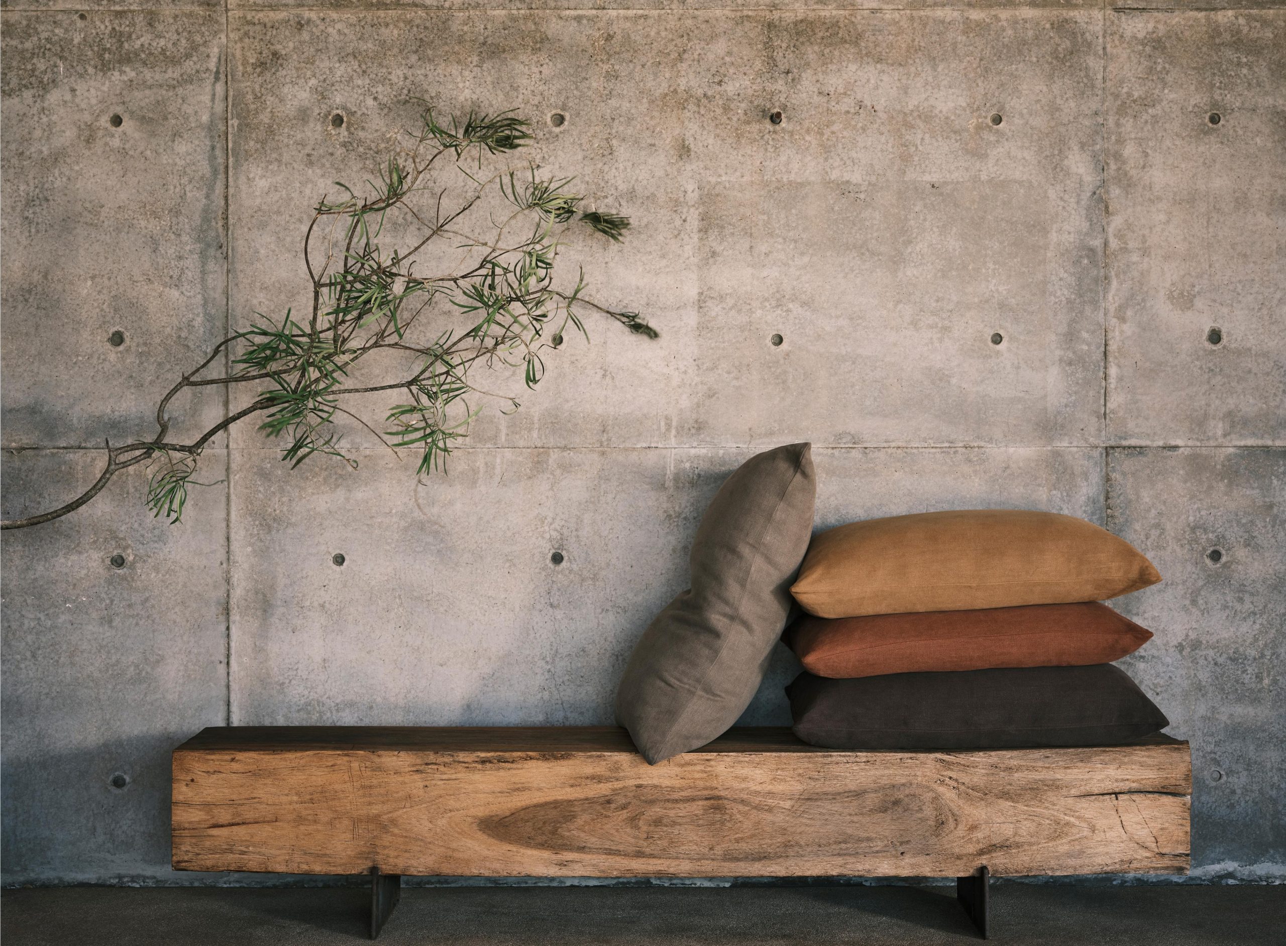 banc devant mur béton