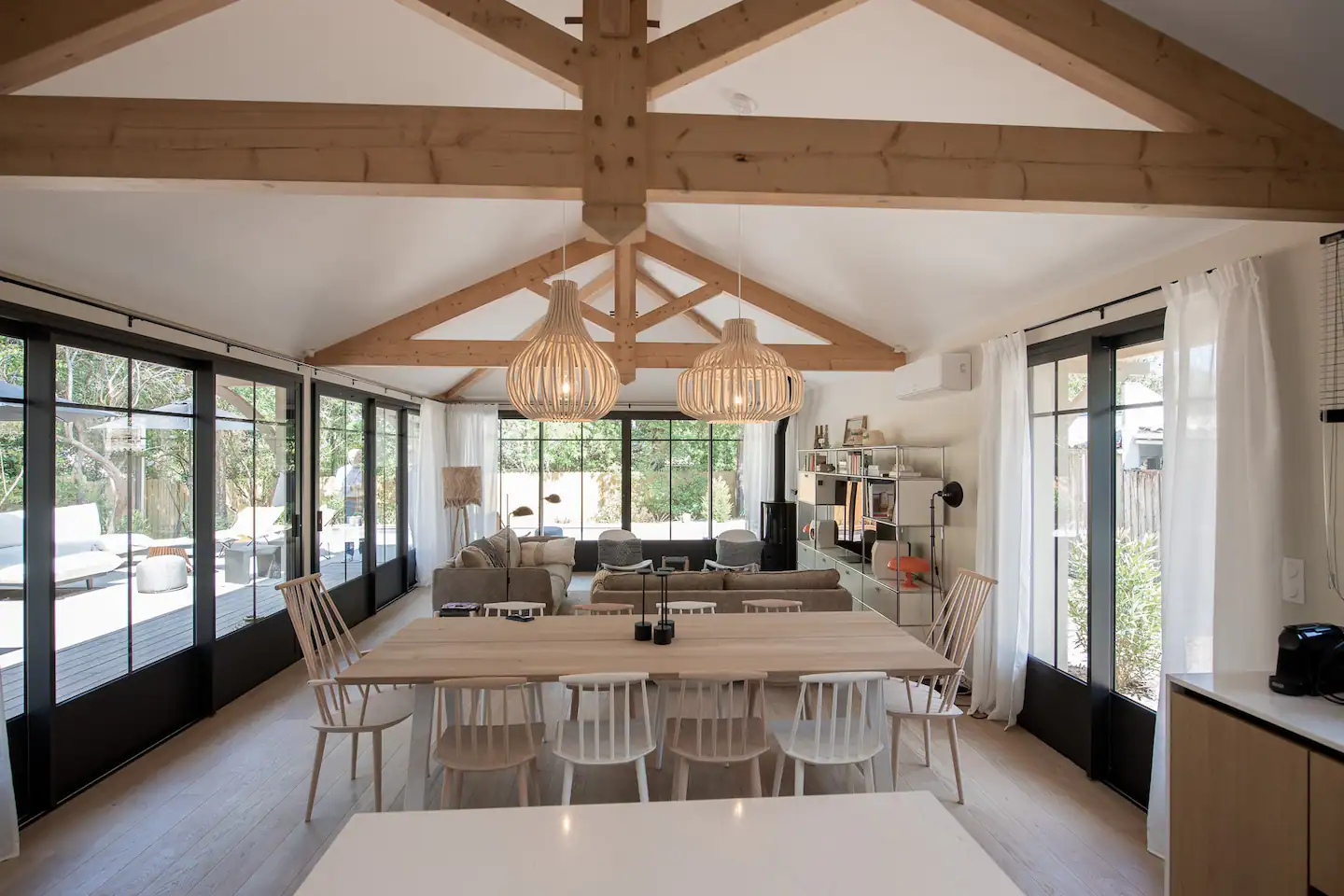 salon avec poutres maison en bois La Villa des Grands Pins Arcachon