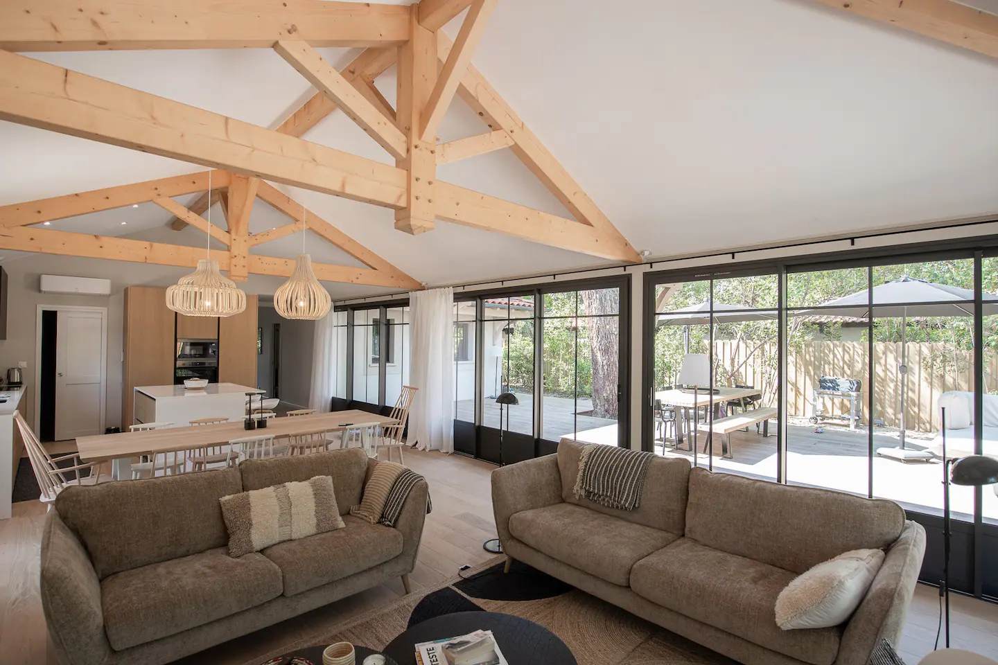 salon avec poutres maison en bois La Villa des Grands Pins Arcachon