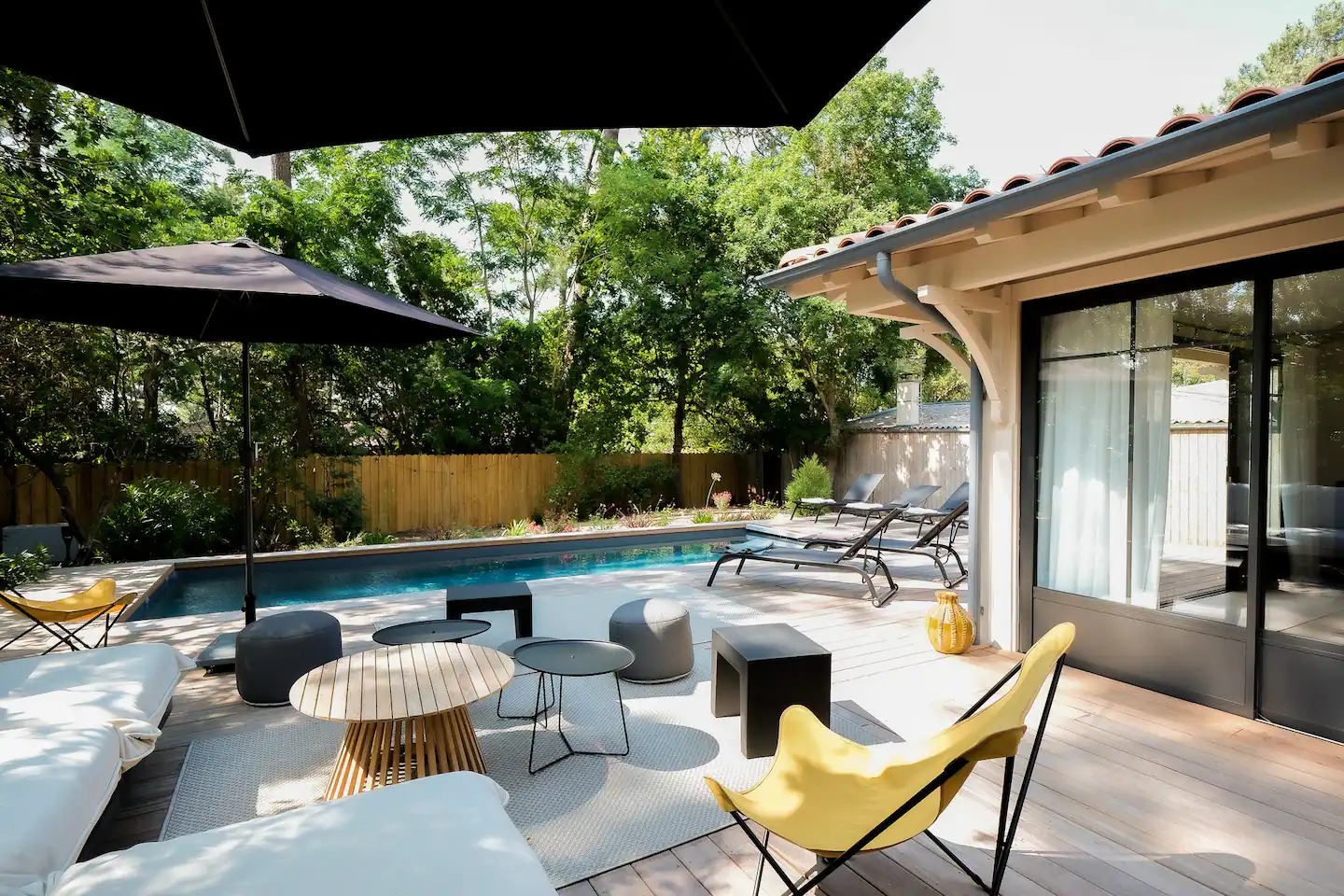 terrasse avec piscine maison en bois La Villa des Grands Pins Arcachon