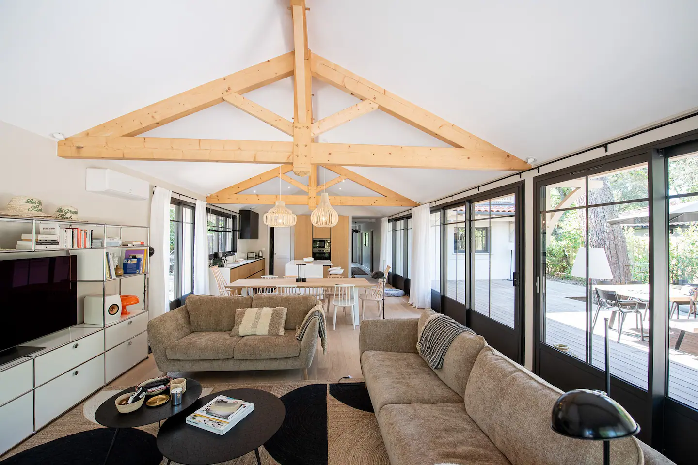 salon avec poutres maison en bois La Villa des Grands Pins Arcachon