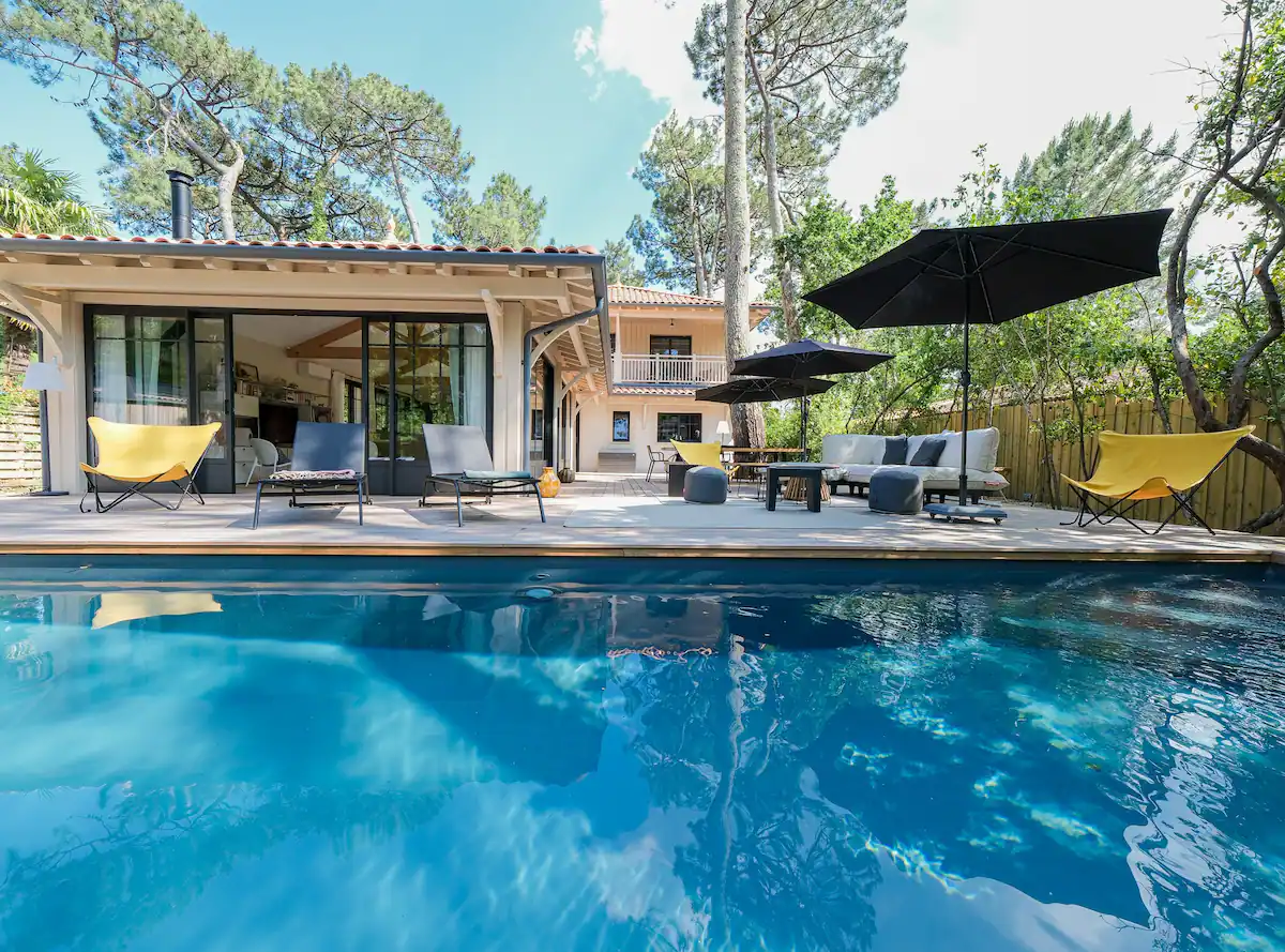 terrasse avec piscine maison en bois La Villa des Grands Pins Arcachon