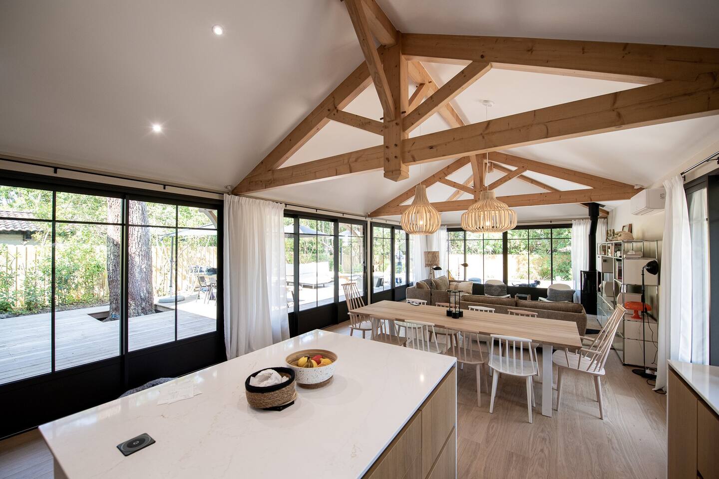 salon avec poutres maison en bois La Villa des Grands Pins Arcachon
