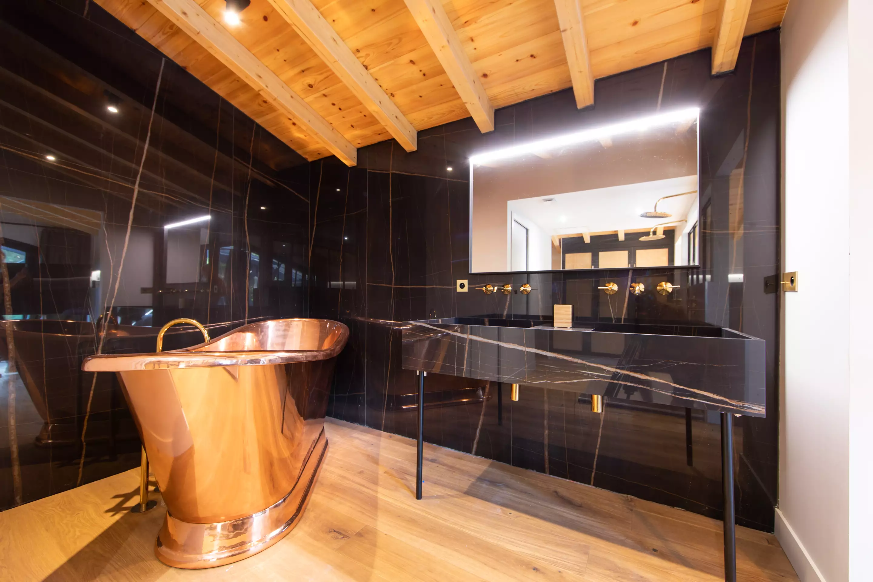 salle de bain avec baignoire en cuivre rétro Villa Lucy Le Cap Ferret