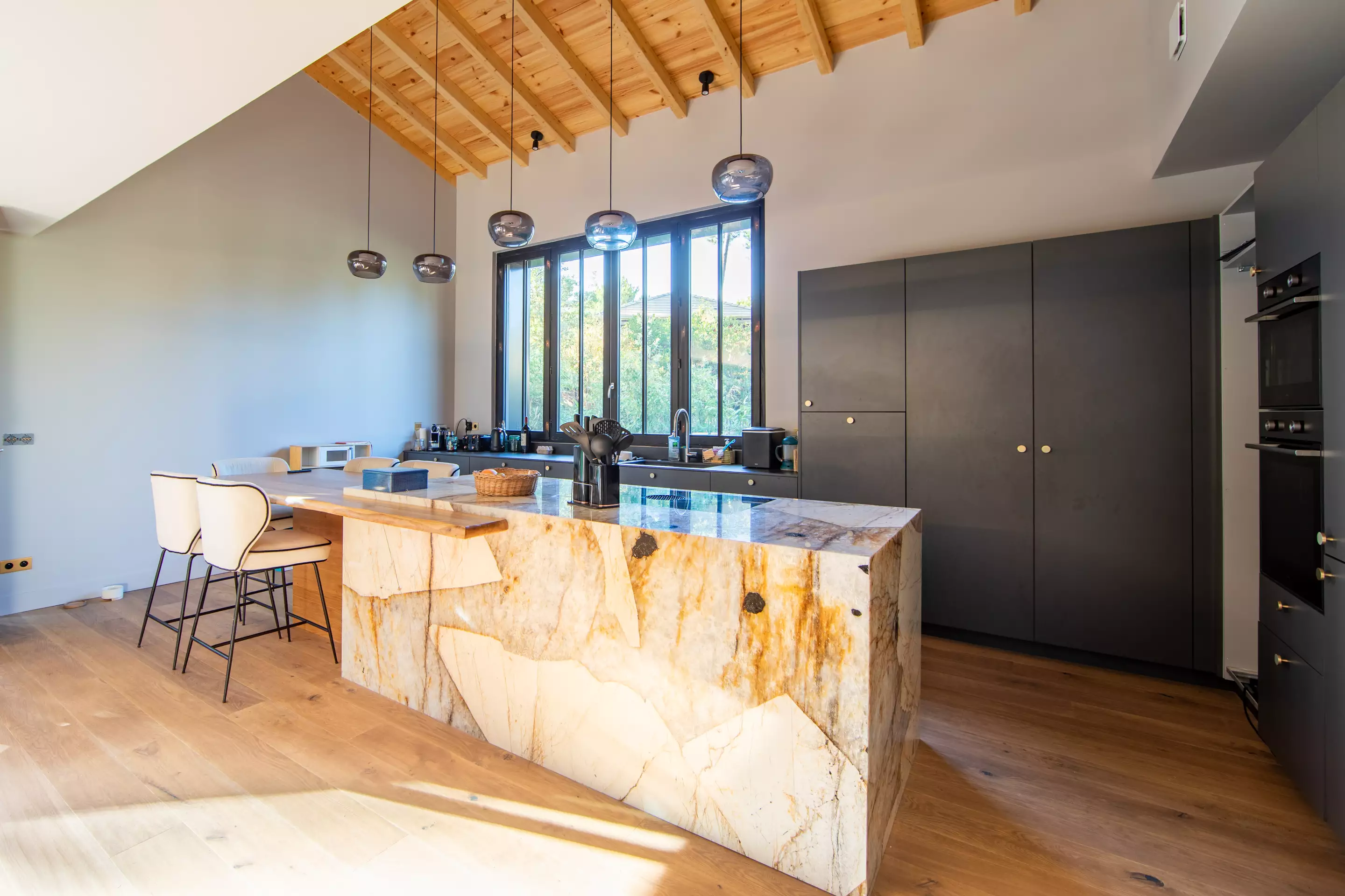 cuisine îlot marbre maison en bois Villa Lucy Le Cap Ferret