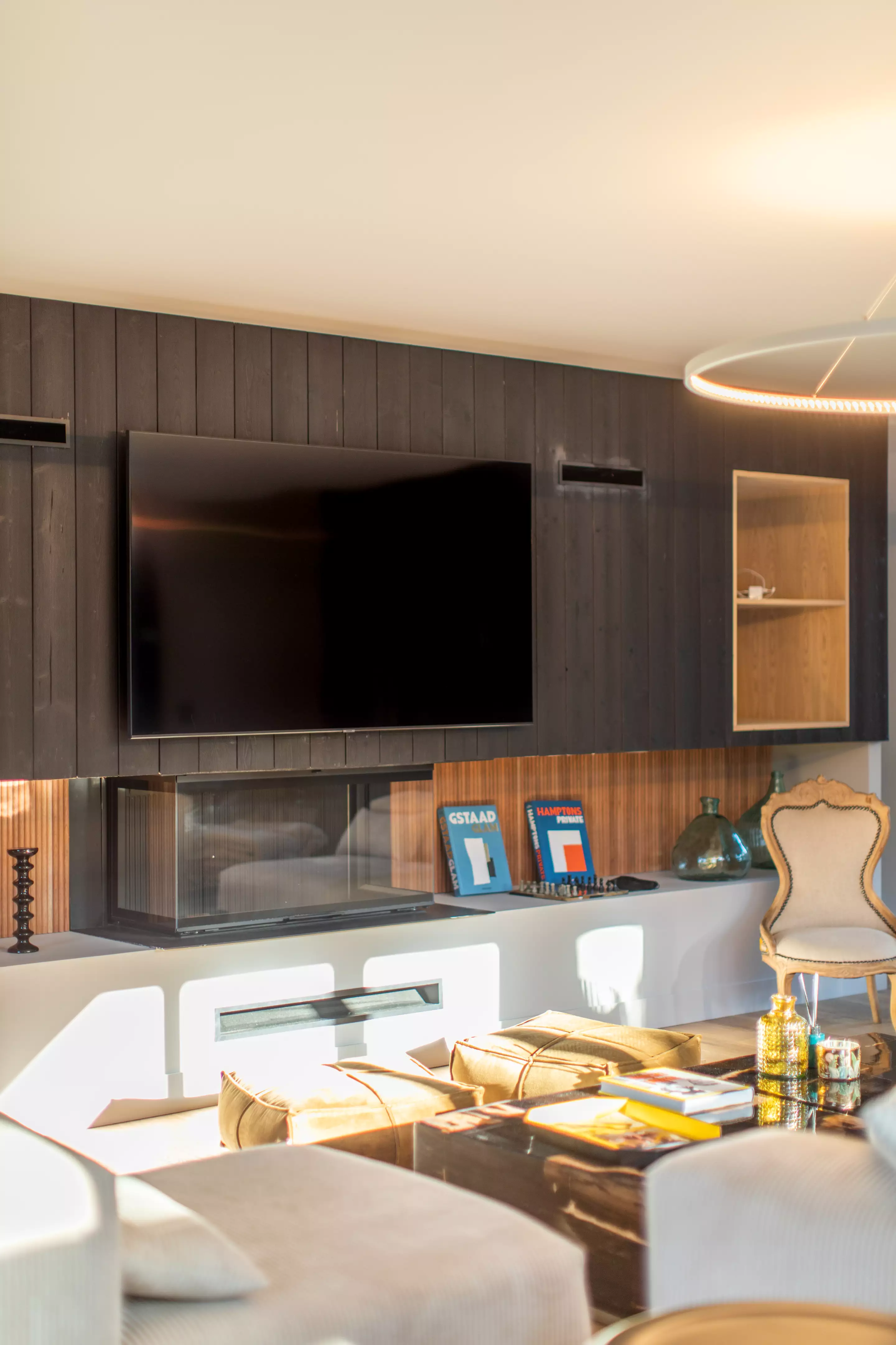 salon avec cheminée décoration contemporaine maison en bois Villa Lucy Le Cap Ferret