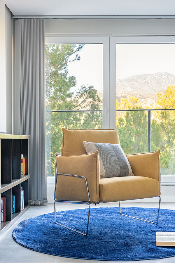 salon avec fauteuil jaune décoration design