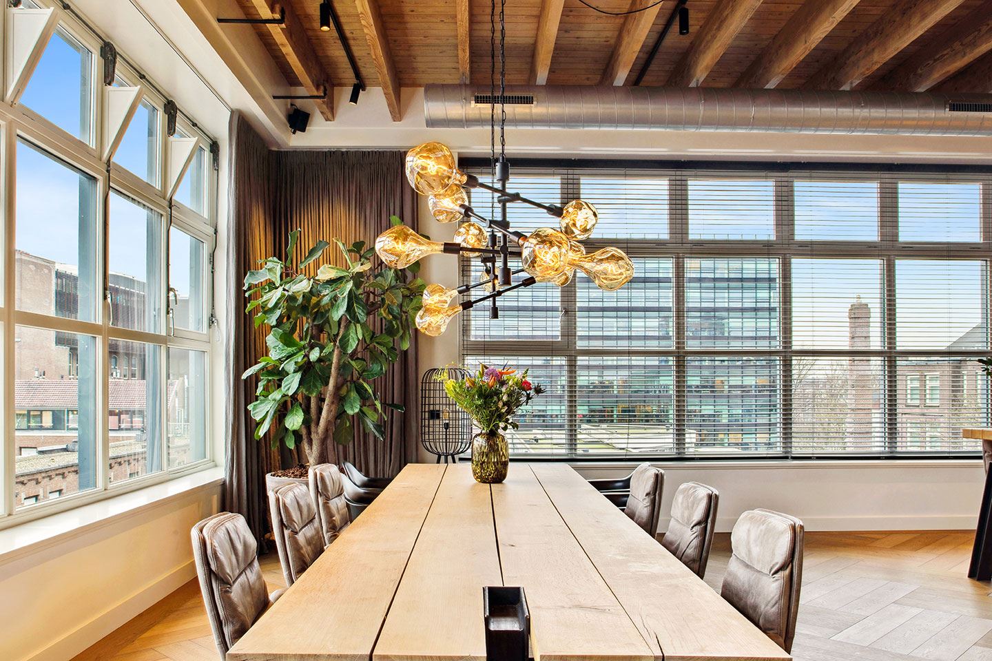 salle à manger penthouse avec terrasse décoration contemporaine