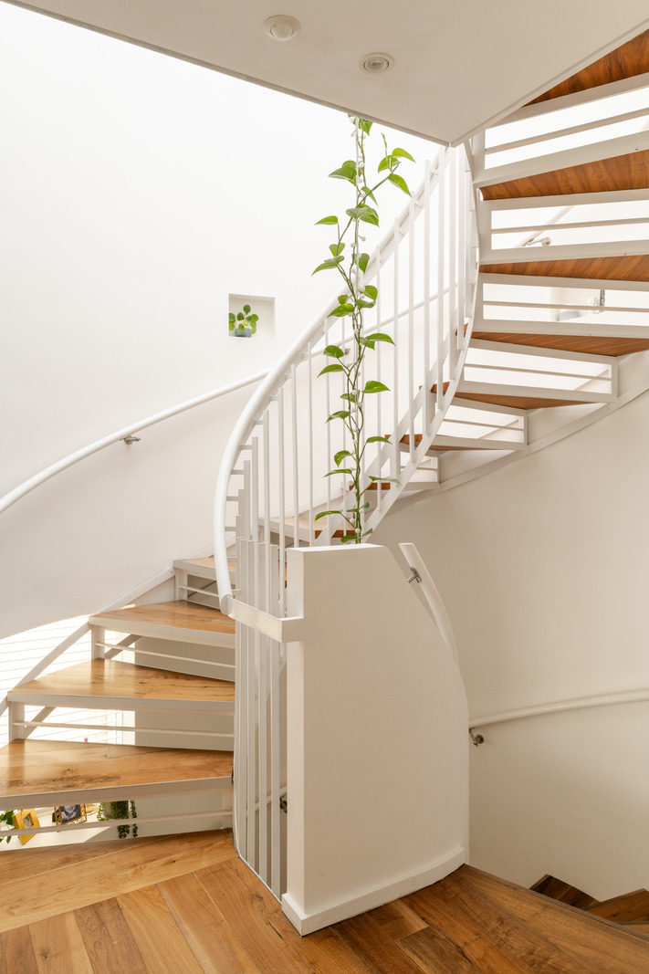escalier métal blanc et bois en colimaçon maison contemporaine escalier métal blanc et bois en colimaçon maison contemporaine