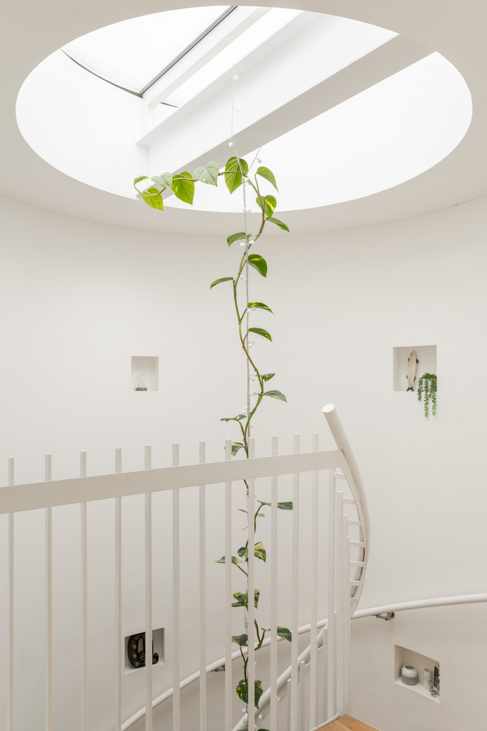 escalier métal blanc et bois en colimaçon maison contemporaine escalier métal blanc et bois en colimaçon maison contemporaine