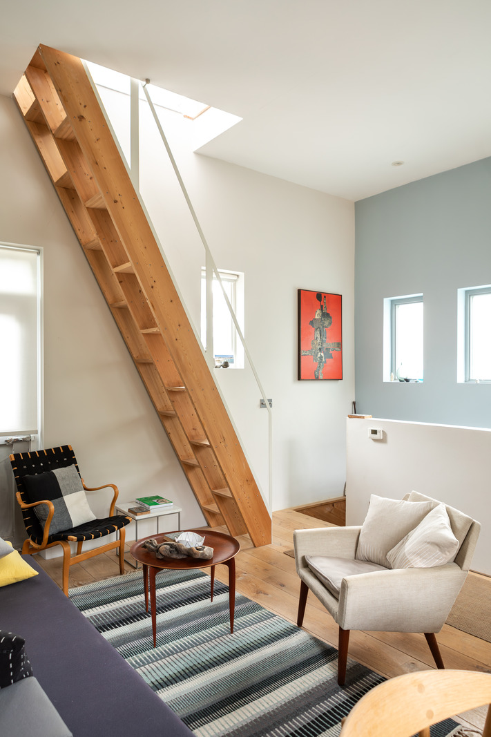 salon avec escalier à pas inversé mini loft