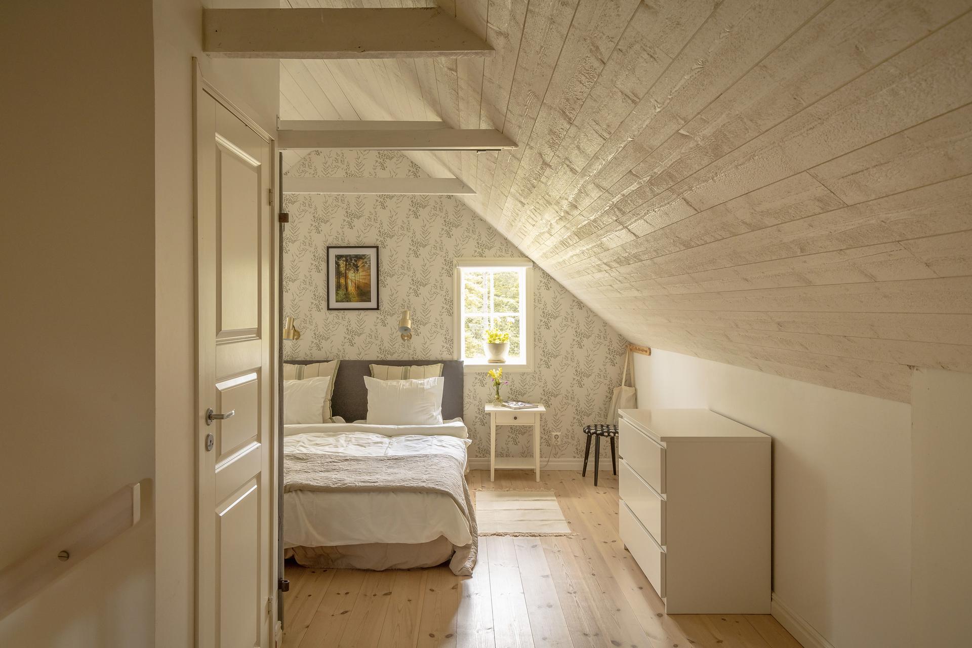 chambre mansardée avec papier-peint chambre mansardée avec papier-peint