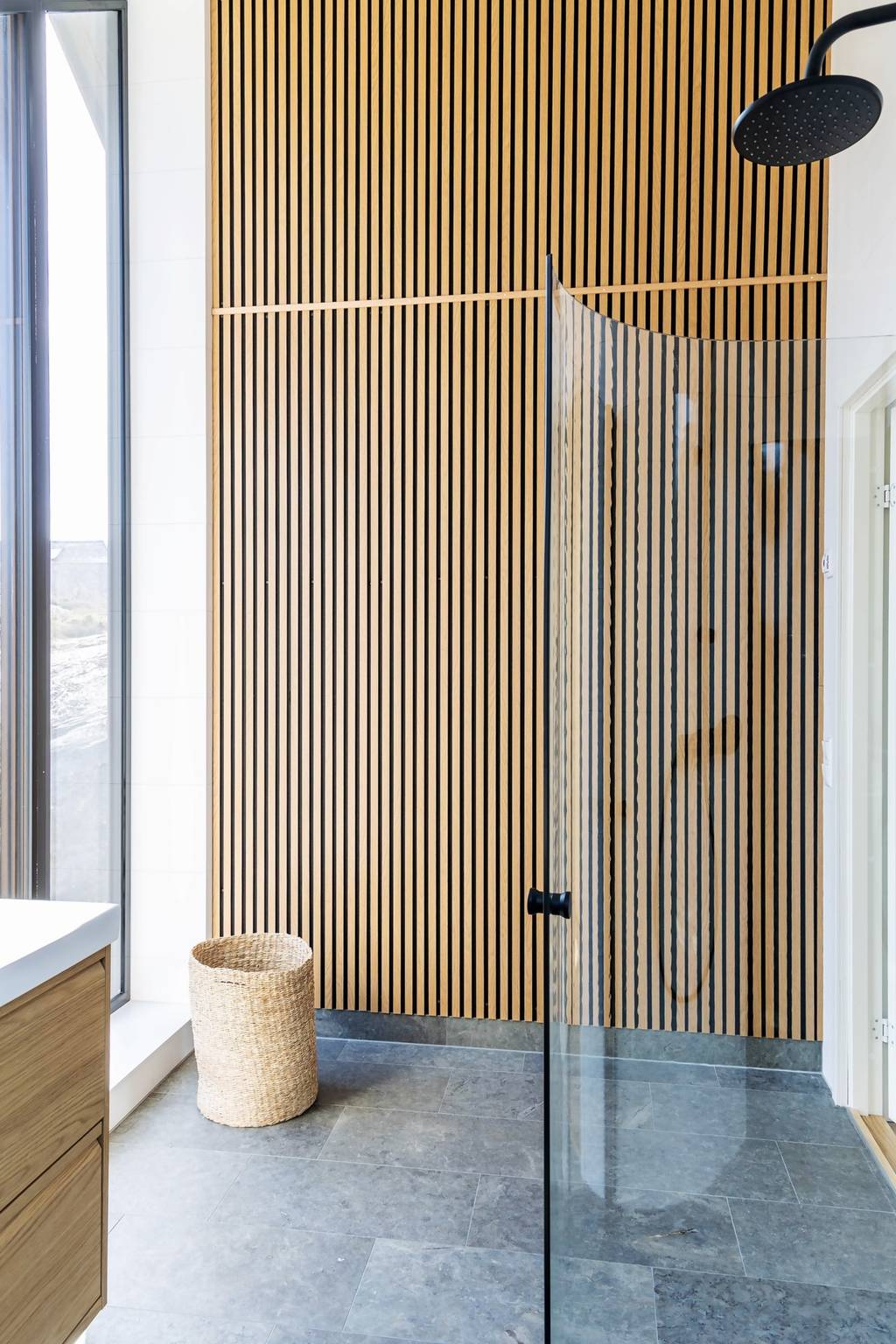 douche avec mur tasseaux bois