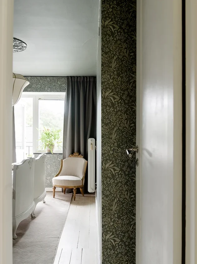 chambre avec papier-peint décoration classique chic